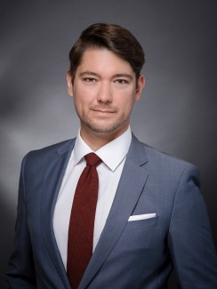 Marcus Coorssen - 2022 Portrait (farbiger Hintergrund)